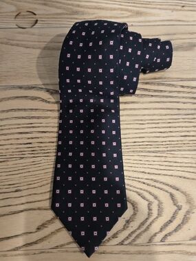 Beautiful Black Izod Tie with Geometric Pattern